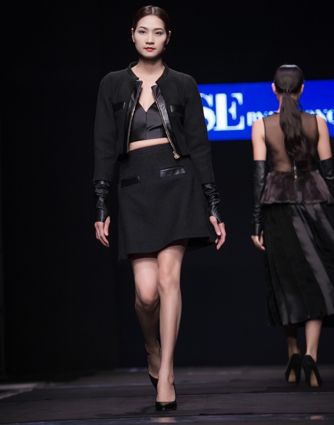 Chân váy chữ A được nhấn mạnh bởi hai túi trước có viền da bóng. 