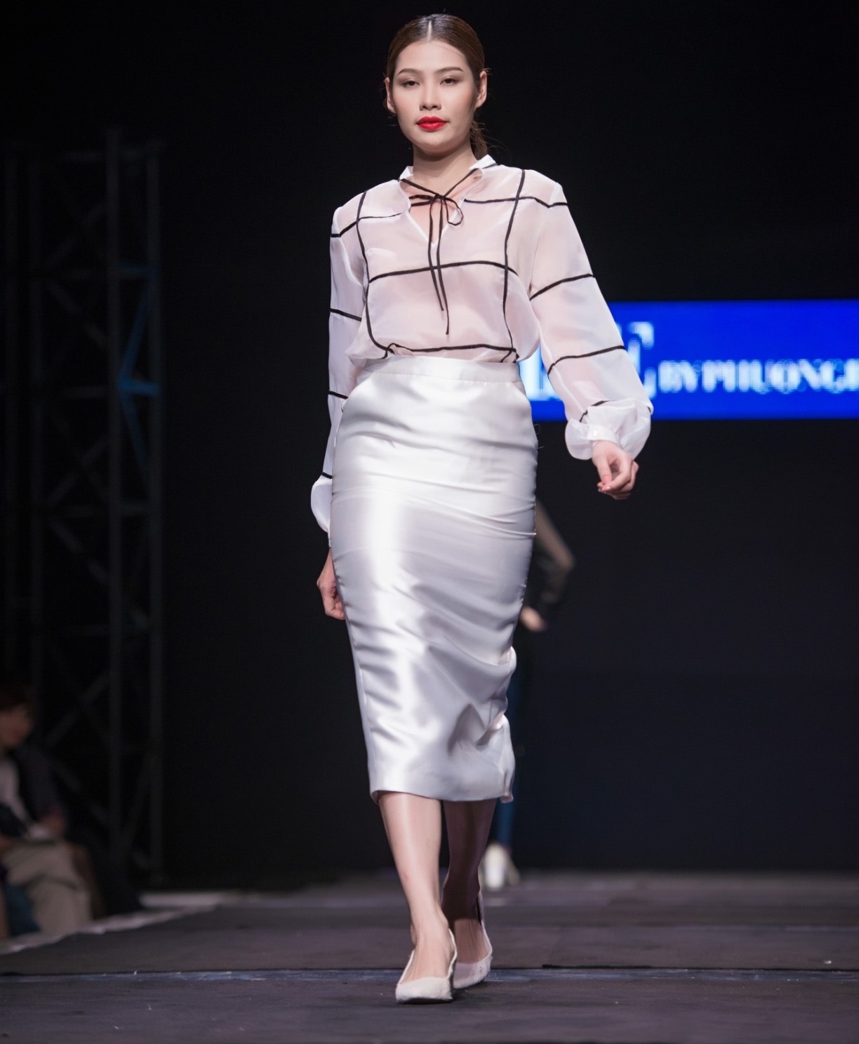   Sự pha trộn các loại chất liệu như sa tanh, xuyên thấu, tráng gương làm nên những thiết kế hết sức ấn tượng.