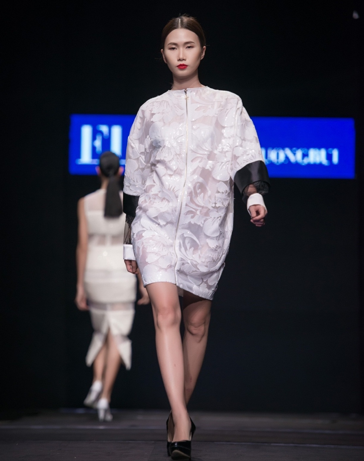   Những thiết kế hút mắt với cánh hoa dập chìm sống động trên bề mặt chất liệu.