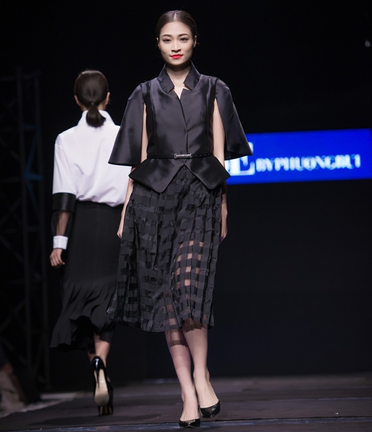   Các thiết kế trong Fall winter 2015 của Elise bắt kịp xu hướng giao thoa giữa công sở và dạo phố, giúp người mặc dễ dàng chọn lựa cho bất kỳ hoàn cảnh nào. 