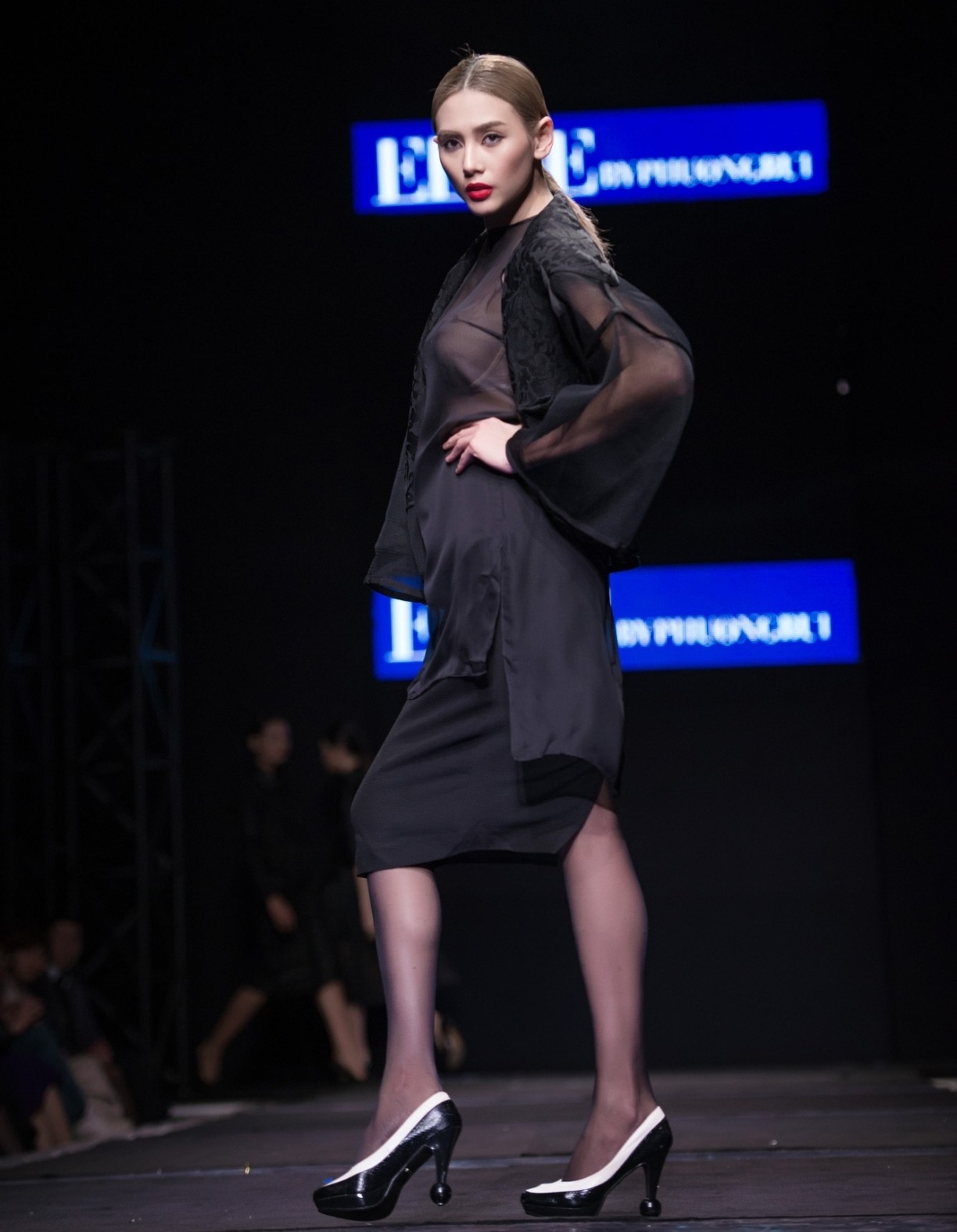 Những đường xẻ táo bạo tạo lên một diện mạo mới mẻ, phóng khoáng. 