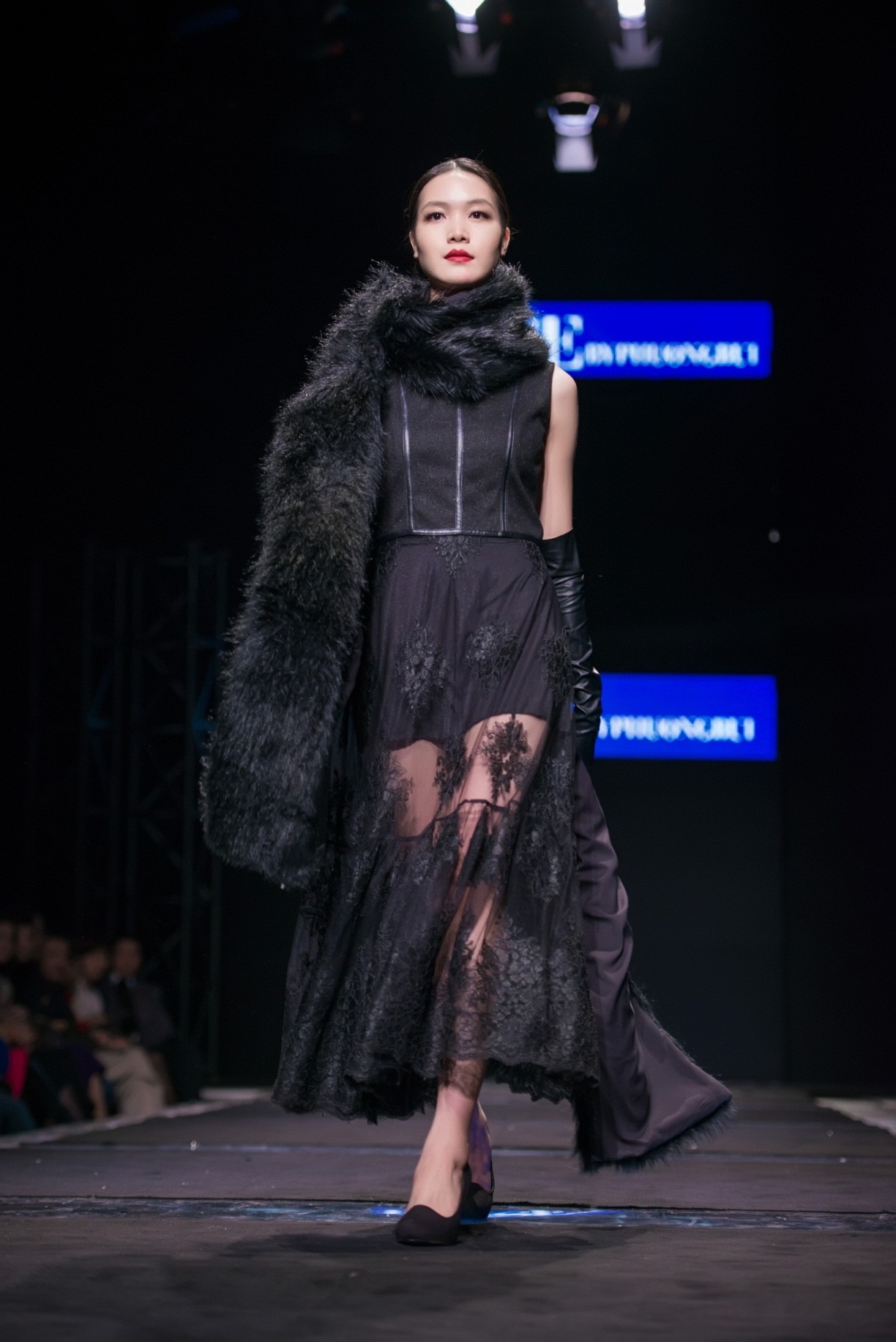 Tuy vậy, cô luôn nắm giữ tinh thần Elise là dành cho phụ nữ Việt. Những đường cắt cúp và phom dáng được cân nhắc để tôn nét duyên ngầm của người phụ nữ Á Đông.