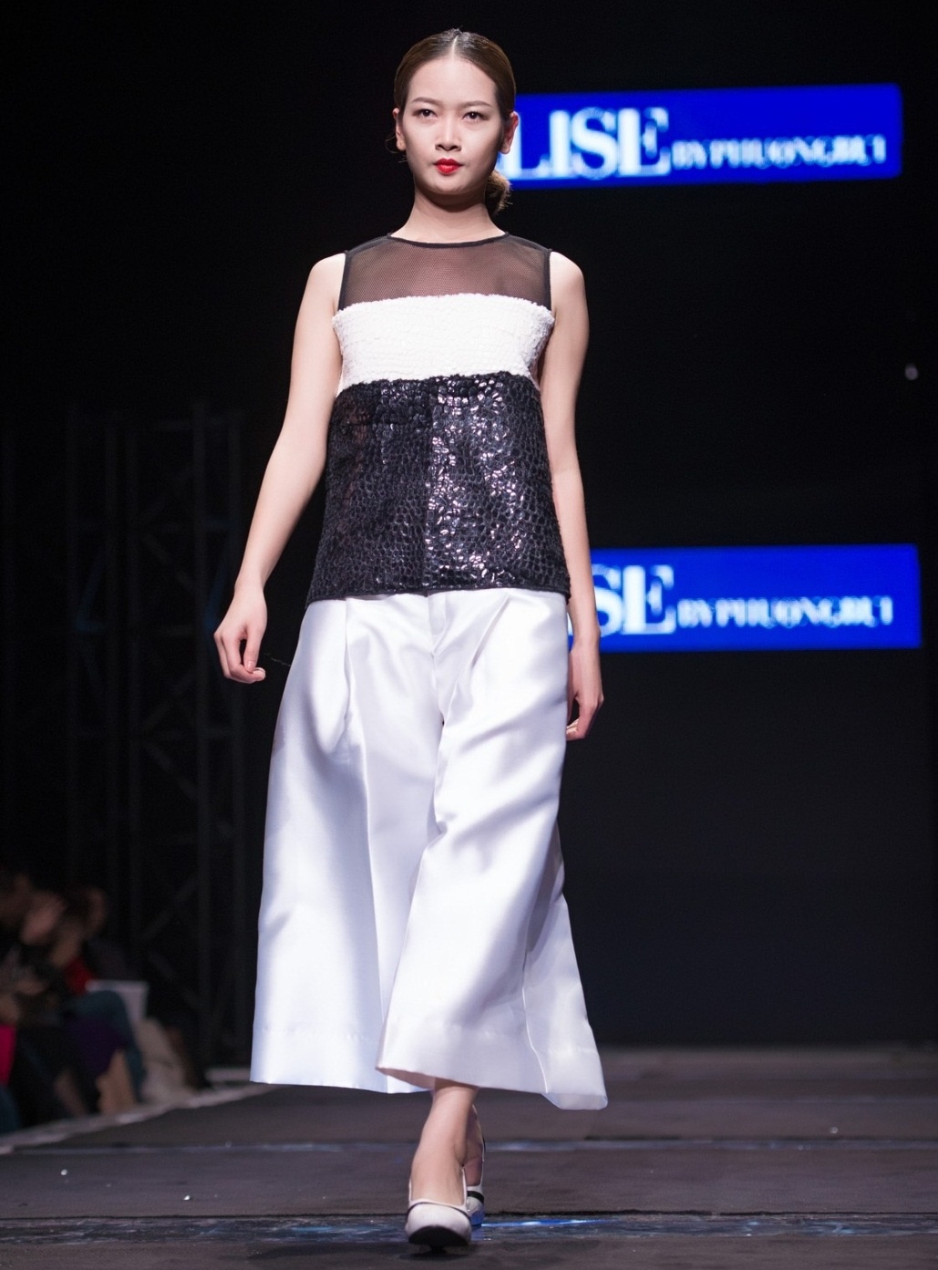  Ready-to-wear (sẵn sàng để mặc) hay easy-to-wear (quá dễ để mặc) tập hợp những mẫu thiết kế lần này của thương hiệu Elise là sự tiếp diễn của phong cách cũ, định vị rõ vị trí của thương hiệu trên thị trường thời trang phổ biến trong nước.