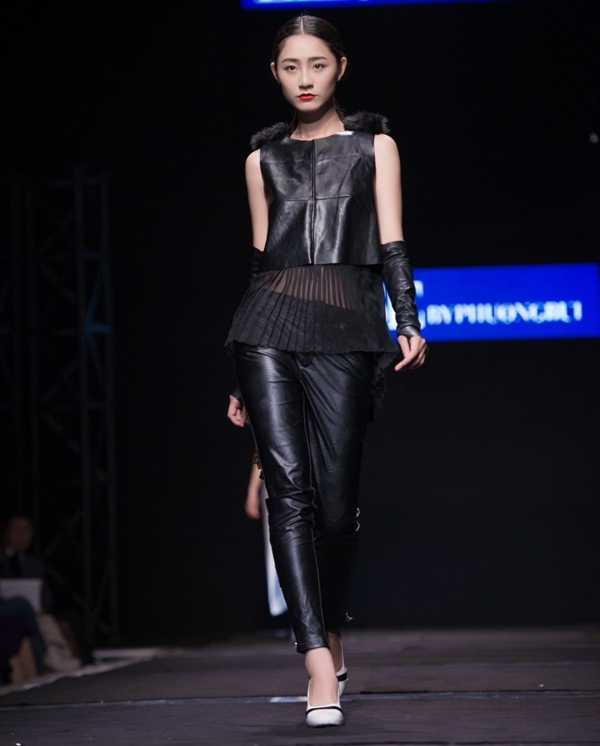 Những chất liệu tưởng chừng như đối lập gồm voan, da bóng, lông được kết hợp đầy sáng tạo.