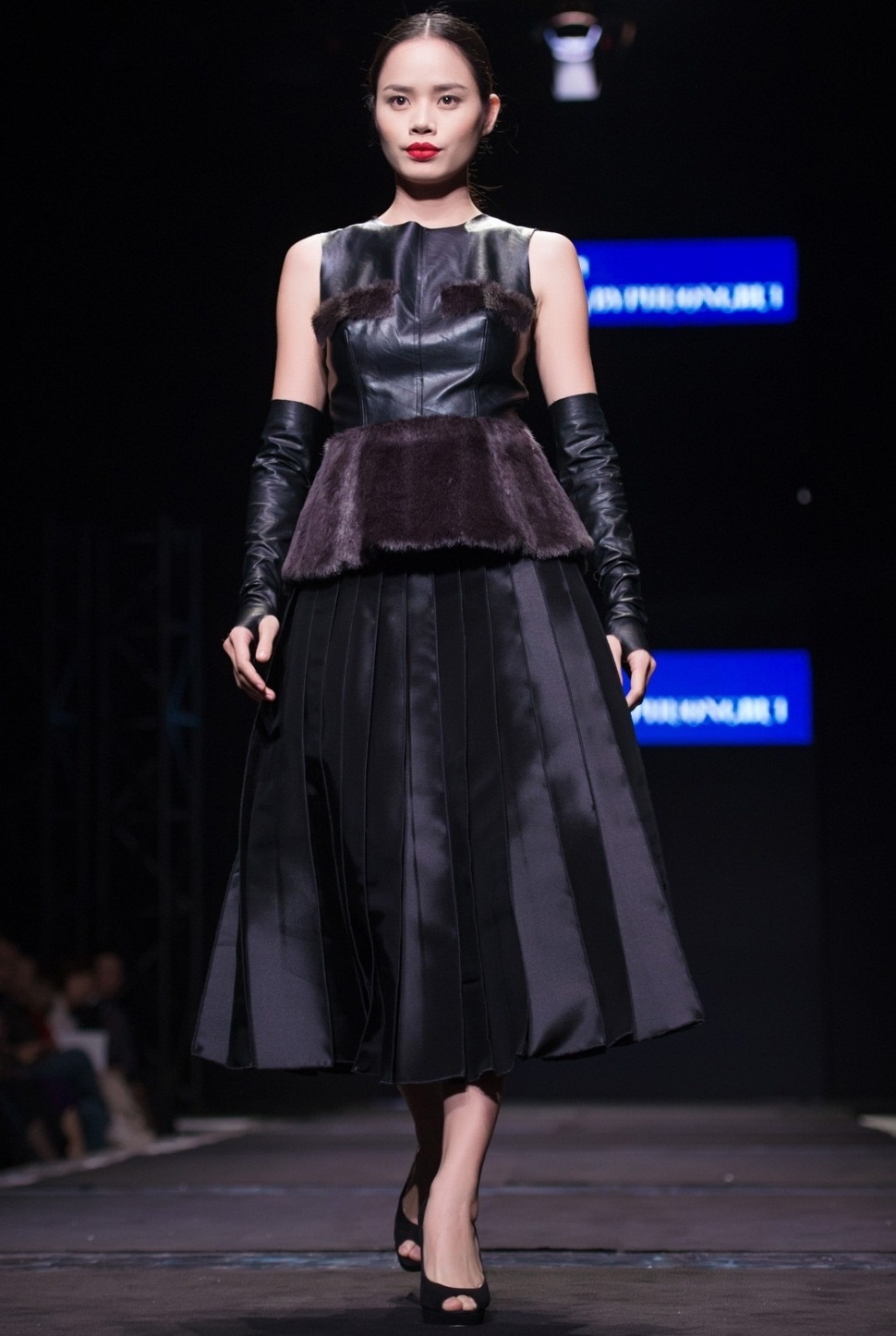   Bên cạnh những thiết kế daywear, Elise vẫn khai thác trang phục dạ tiệc đầy sức hút.