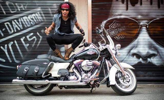 Phạm Anh Khoa khoe phong cách cực ngầu trên chiếc Harley Davidson.