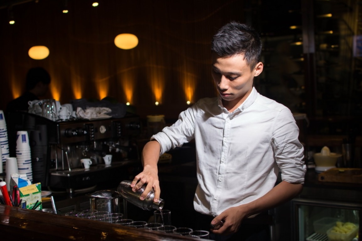 Nghe bartender ngay cang thu hut gioi tre hinh anh