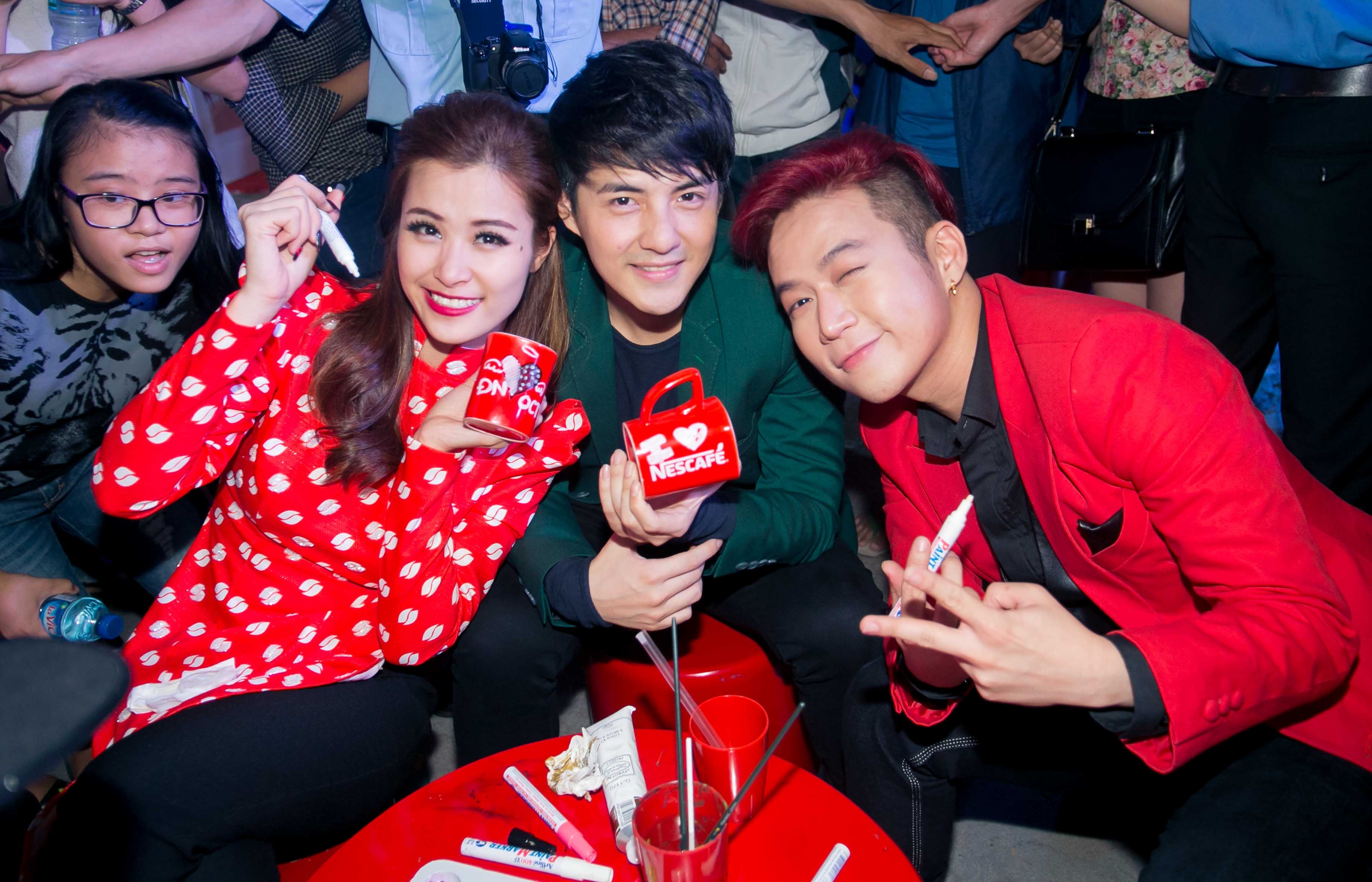 Dong Nhi va Ong Cao Thang hen ho ca phe cuoi tuan hinh anh