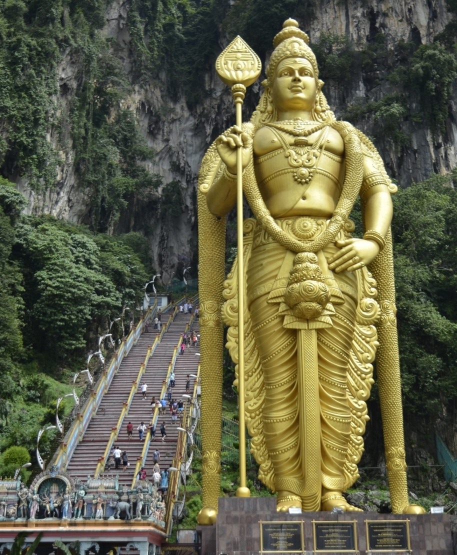 Động Batu: Là một trong những điểm đến nổi tiếng của Kuala Lumpur với hàng hàng loạt các hang động nằm ở phía trên ngọn đồi đá vôi phía bắc Kuala Lumpur. Tại đây, tượng thần Murugan cao 42.7m là tượng thờ cao nhất thế giới. Đây cũng là nơi làm lễ, cầu xin những điều may mắn và tốt đẹp của rất nhiều tín đồ hành hương.