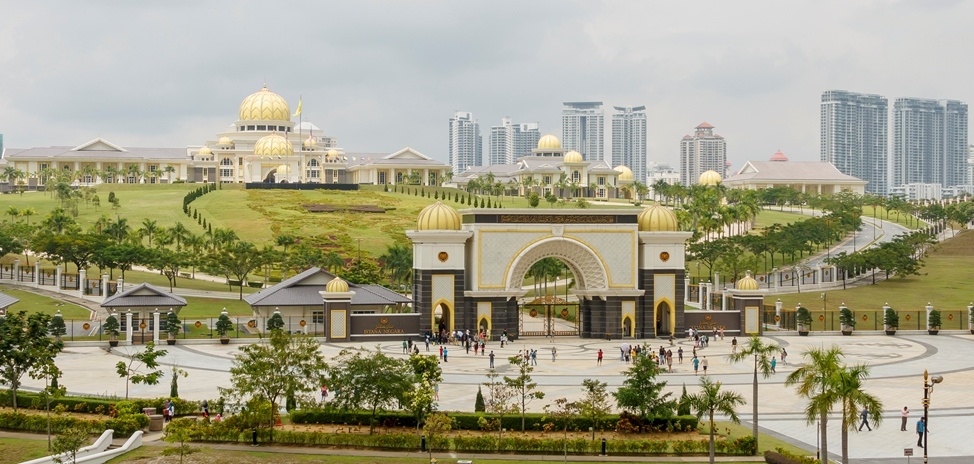 Cung điện quốc gia còn được biết đến là Istana Negara, từng là nơi sống chính thức của đức vua Malaysia trước khi cung điện chính thức hiện tại tọa lạc ở Jalan Duta. Nơi đây được thiết kế như Bảo tàng Hoàng gia khi đang lưu giữ các vật dụng hoàng gia và nhiều bộ sưu tập vô giá.