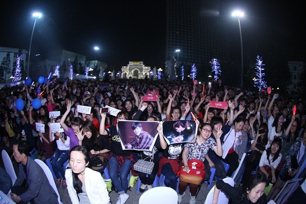 Các fan Kpop có mặt cổ vũ cho các nhóm nhảy dự thi.