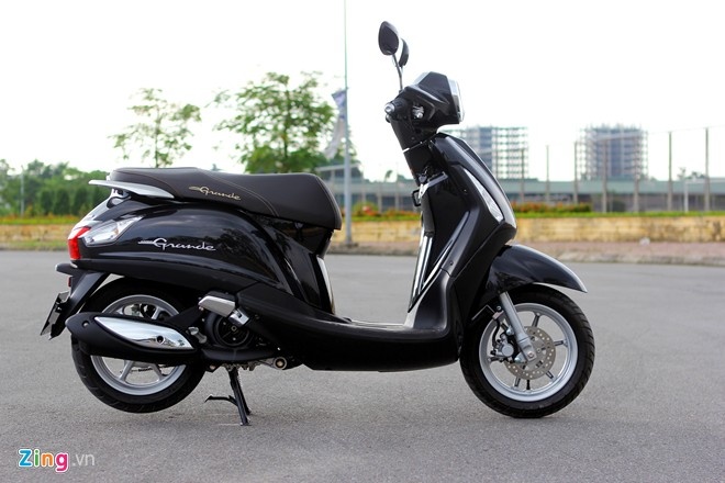 Trọng lượng nhẹ của Yamaha Grande giúp phái đẹp chủ động khi điều khiển xe.