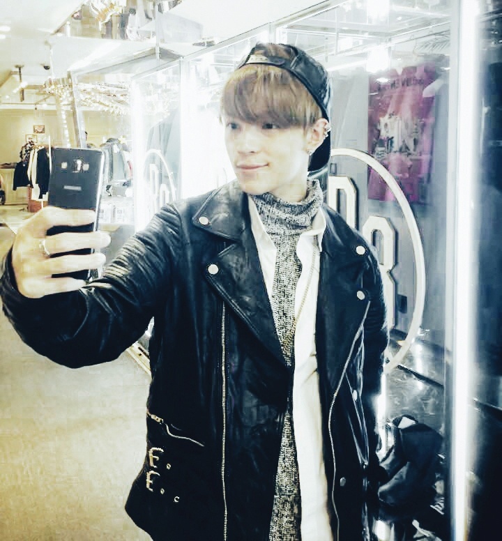 Chiếc smartphone với chức năng chụp ảnh thông minh là bạn đồng hành không thể thiếu của fashionista.