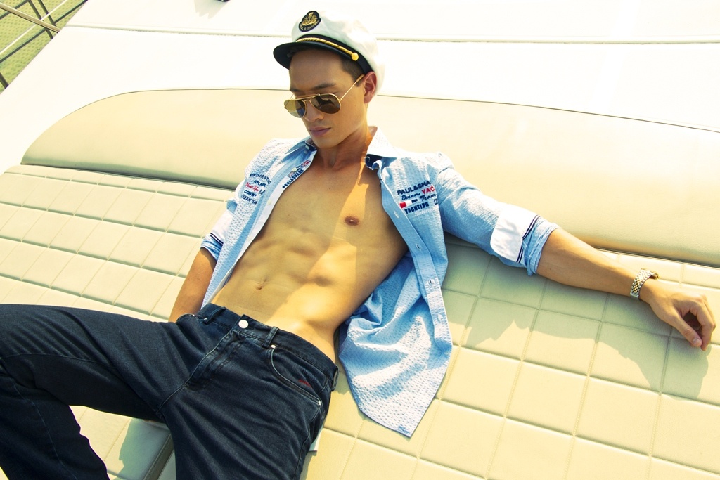 Kim Ly khoe khoan va cuon hut tren du thuyen hinh anh