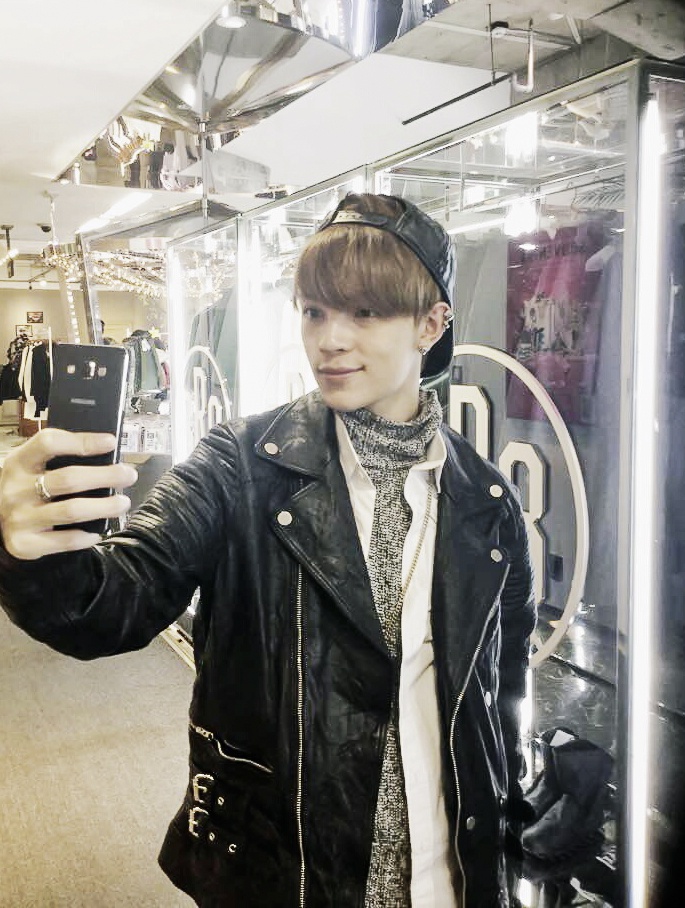 Kelbin Lei chọn điện thoại Samsung Galaxy A7 màu đen để mix cùng trang phục.