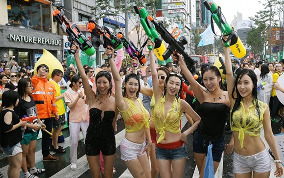 Những người tham gia diễu hành “Lễ hội bắn súng nước Sinchon” bày tỏ niềm thích thú.
