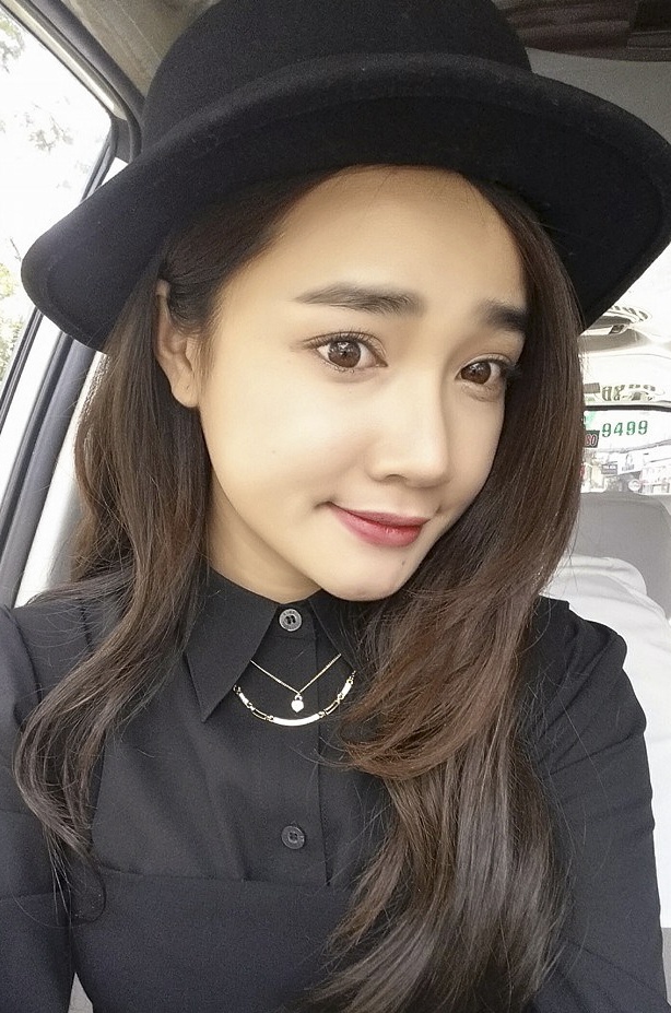 Nhã Phương thói quen sử dụng camera độ phân giải cao, sử dụng hiệu ứng Beautifying effects của điện thoại Galaxy A7 để có được những tấm hình tươi tắn và rạng ngời.