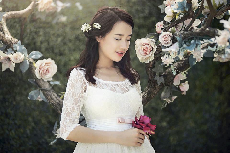 Chụp ảnh với cảnh vật thiên nhiên thơ mộng chính là bí quyết giúp Nhã Phương tô đậm hình ảnh lãng mạn, nữ tính của mình.