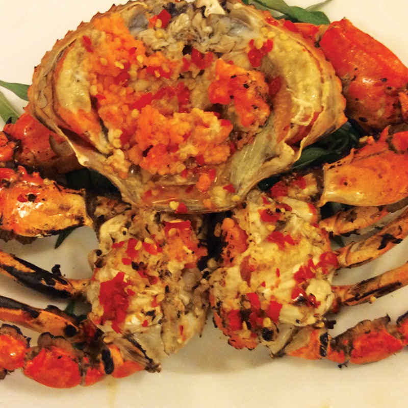 Một trong những địa điểm nổi tiếng về món cua sốt ớt Singapore tại Sài Gòn chính là quán Hoa. Loại cua mà quán sử dụng để chế biến có chất lượng đạt tiêu chuẩn xuất khẩu, con lớn và chắc thịt, trọng lượng từ 700 g/con, giá khoảng 300.000-500.000 đồng/kg. Đến quán này, thực khách có dịp thưởng thức hơn 30 món cua khác nhau. 