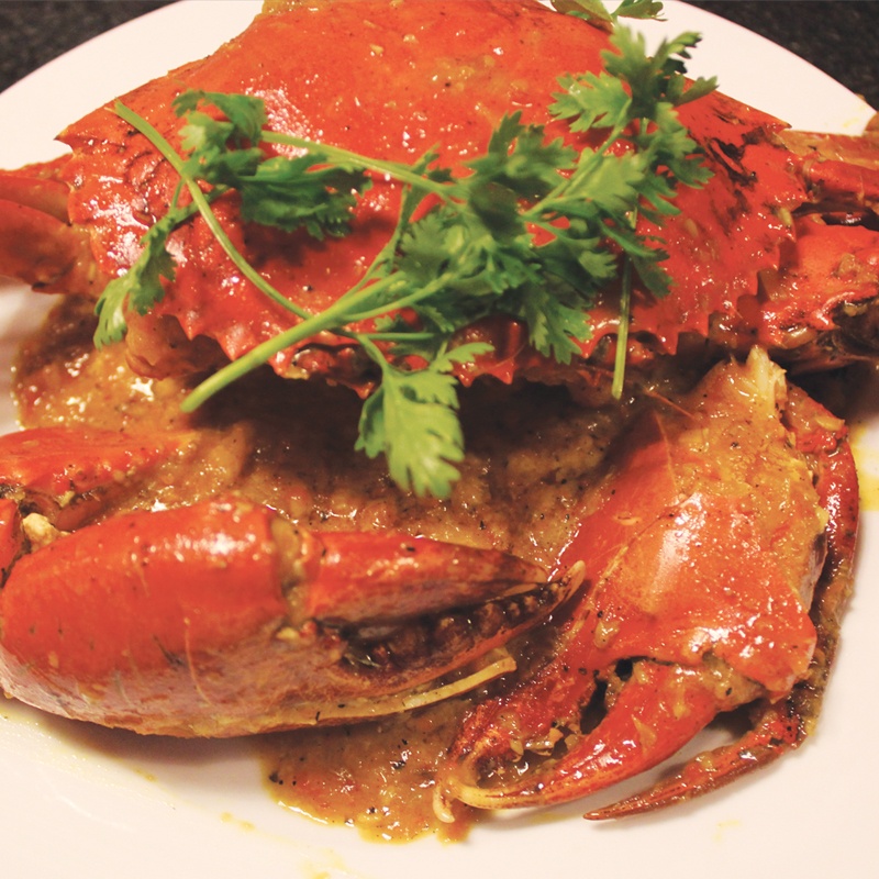 Cua sốt ớt Singapore có hương vị cay nồng đặc trưng. Thịt cua tươi ngọt hòa quyện với 20 loại gia vị và củ quả khác nhau, tạo nên một món ăn đậm đà, ngon miệng, thỏa mãn vị giác của những thực khách khó tính nhất.