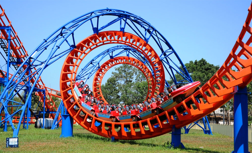 Tàu lượn siêu tốc dài đến 680 m và cao 33,6 m.