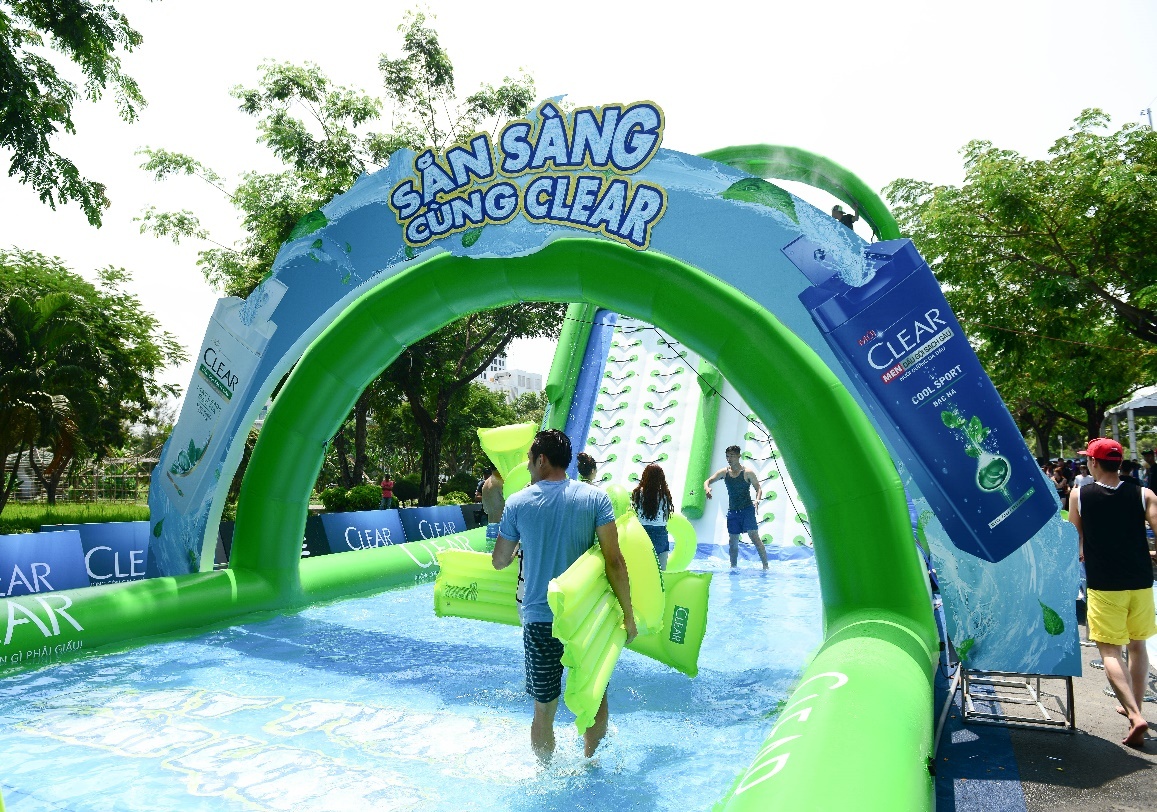 Sẵn sàng cùng CLEAR với thác nước cao 4 m.