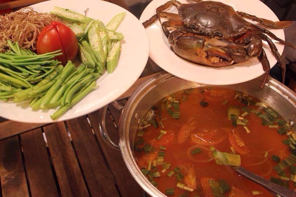 Bên cạnh cua sốt ớt Singapore, một món ăn hút khách tại quán Hoa là lẩu cua. Nước lẩu chua cay nêm nếm vừa miệng quyện với vị ngọt từ thịt cua tươi dùng kèm rau bún, vừa thanh mát, vừa đậm đà và bổ dưỡng. 