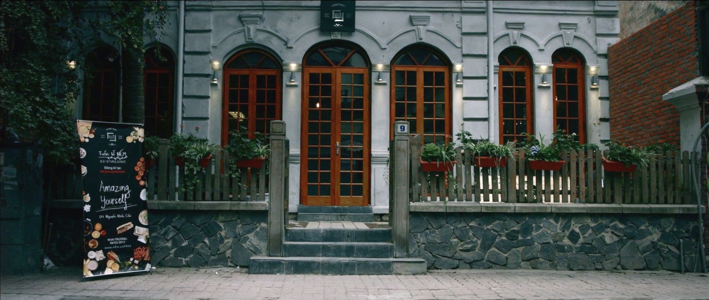   Nằm tại số 9 Nguyễn Khắc Cần, Nhà ấm cúng và thân thiện đúng như slogan của quán: “Hãy tự nhiên như ở nhà”. 