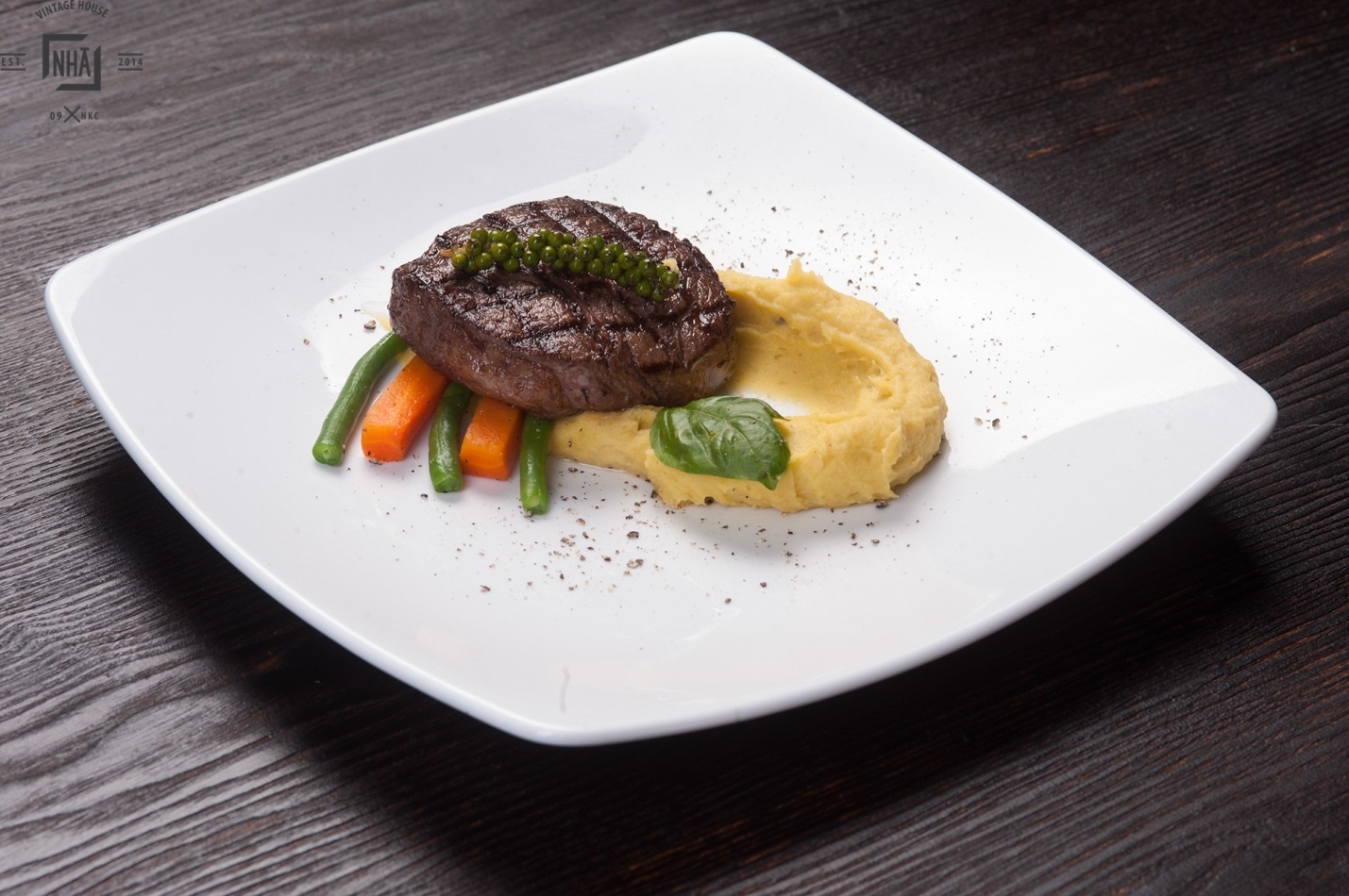  Đồ ăn được quán chăm chút tỉ mỉ từ nguyên liệu, chế biến đến cách bài trí bắt mắt. Trong ảnh là món Beefsteakđầy hấp dẫn.