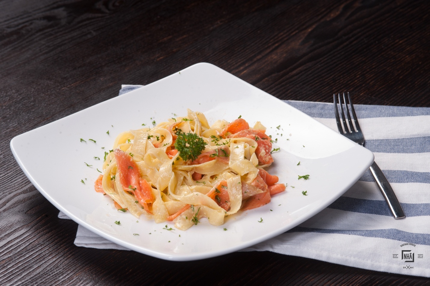   Mỳ Fettuccine cá hồi thơm lừng, béo ngậy.