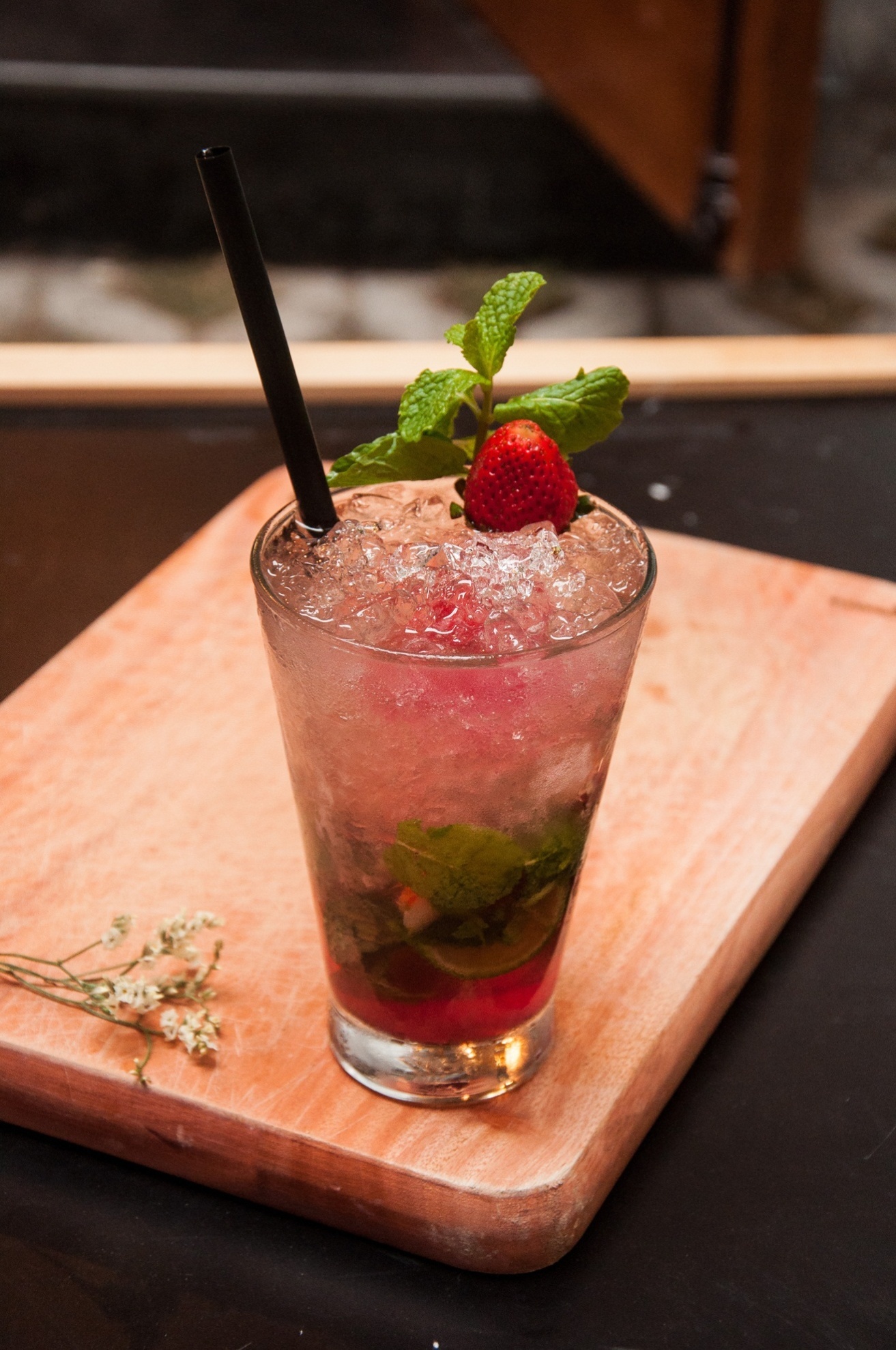 Mỗi dịp đặc biệt, Nhà lại làm những món đồ uống riêng như món quà dành tặng khách hàng. Trong ảnh là món Mojito Dâu dành cho thực khách nhân dịp 8/3.