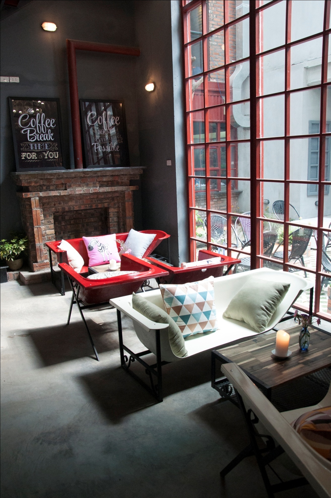 Tầng trệt với cửa sổ lớn hứng ánh sáng từ ngoài vườn là vị trí ngồi rất được ưa thích vào những ngày trời nắng.