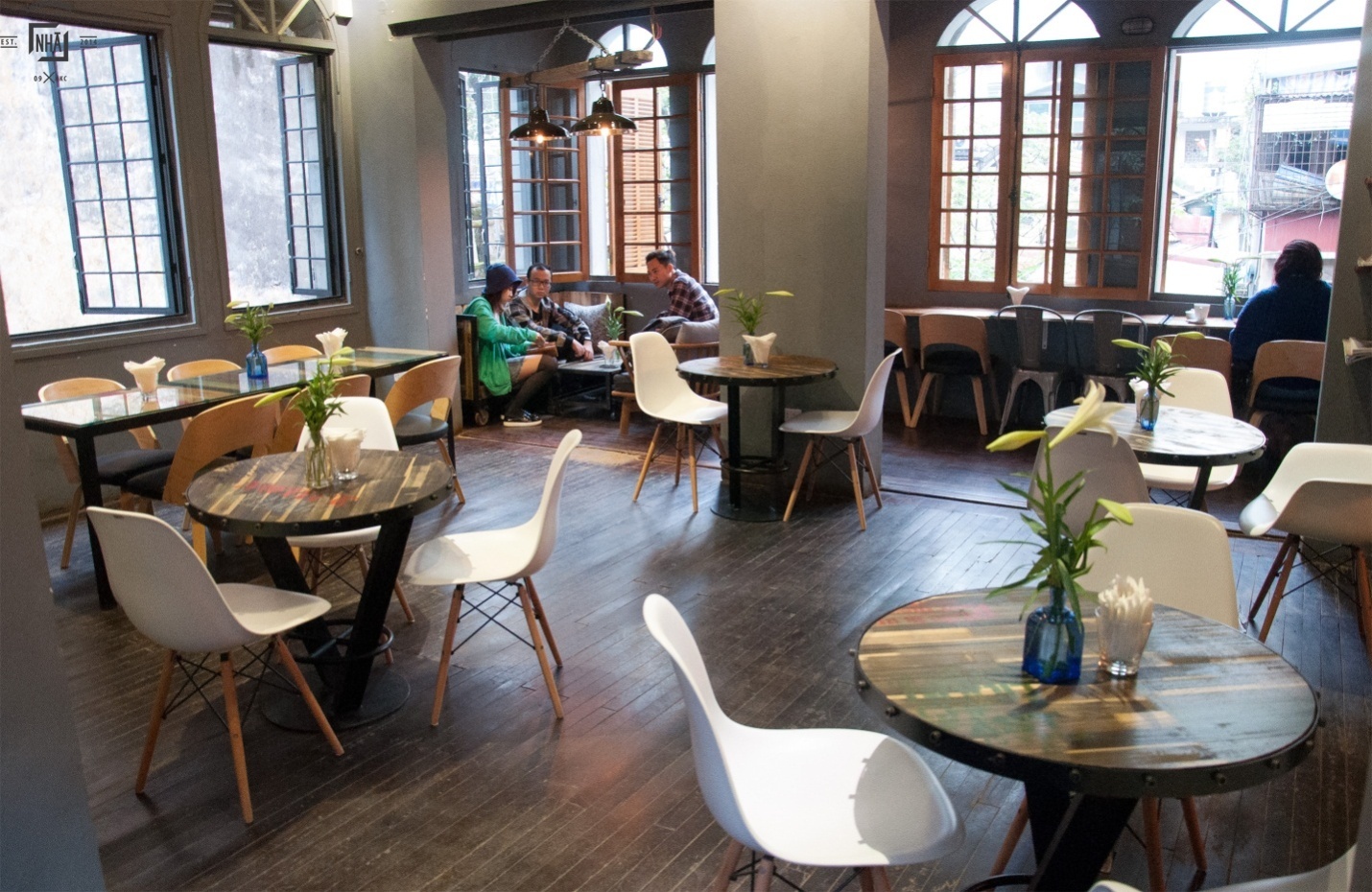 Nội thất ở Nhà rất linh hoạt. Khi cần, bàn ghế có thể ghép nối lại với nhau hoặc thay đổi vị trí, để dành không gian cho các chương trình ca nhạc, biểu diễn.