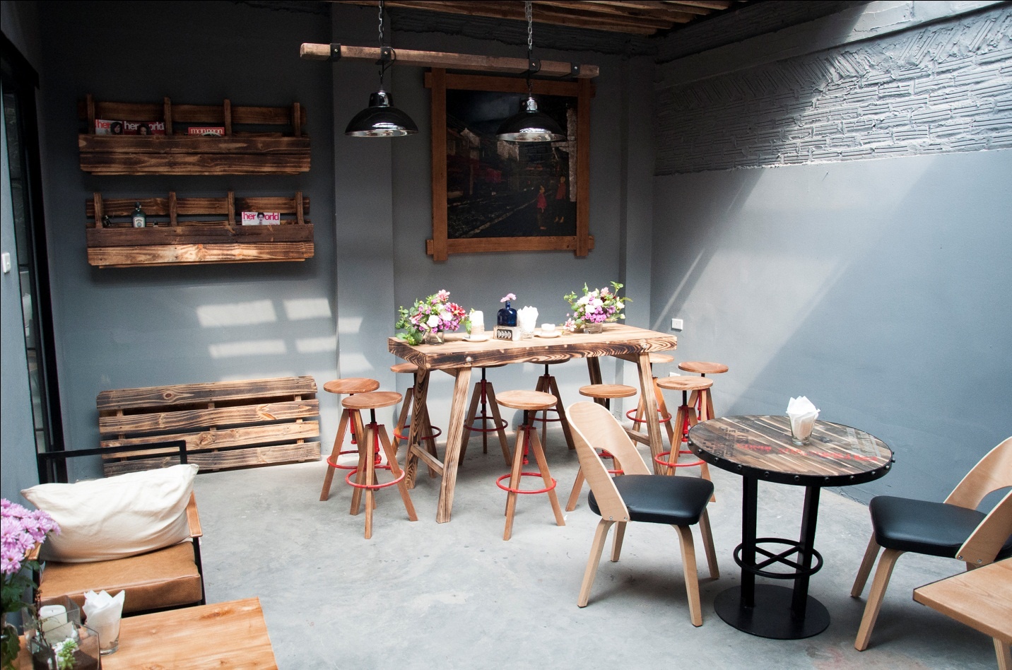 Tầng 3 áp mái với không gianngập tràn ánh sáng tự nhiên. Đây là địa điểm chụp ảnh rất được ưa thích của các bạn trẻ. Độc giả có thể đến quán để tận hưởng cảm giác “tự nhiên như ở nhà” tại địa chỉ số 9, Nguyễn Khắc Cần, Hà Nội. Hotline đặt bàn: 0904943432.