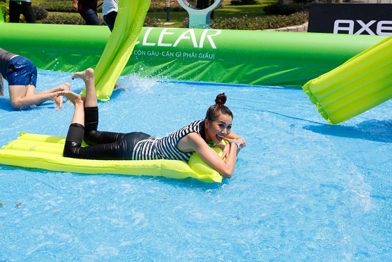 Can canh duong truot nuoc mua he hinh anh