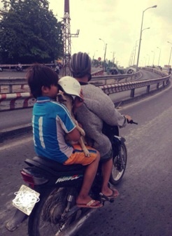 Một hình ảnh cảm động Hamlet Trương ghi lại trên đường.