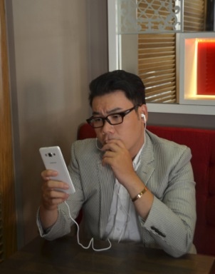 Nhờ sử dụng camera độ phân giải cao với góc selfie rộng cùng tính năng chỉnh sửa ảnh thông minh tự động kích hoạt trước khi chụp của Samsung Galaxy A7, những tấm hình Hamlet Trương chia sẻ luôn chân thật, khiến giới trẻ thú.