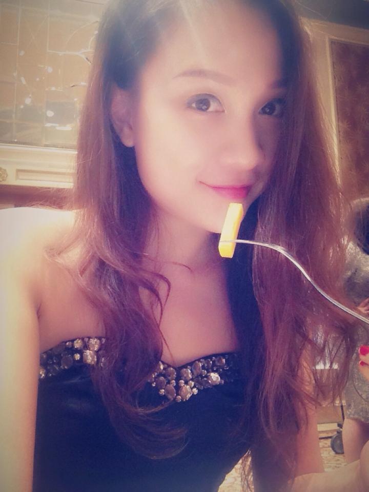 “Để trở thành một gương mặt đình đám trên mạng xã hội, đôi khi bạn chỉ cần tìm tòi và mạnh dạn thể hiện sự say mê và sở thích của mình. Học nấu ăn, làm bánh và học cách chụp hình món ăn sao cho đẹp không thua kém hình ảnh trong các sách hướng dẫn, đảm bảo mỗi cô gái sẽ đều là một tài khoản đáng nhớ”- Anh Thư chia sẻ. 