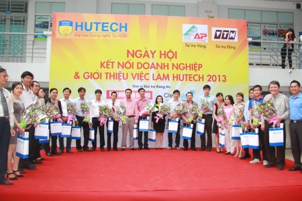 Các doanh nghiệp tham gia ngày hội việc làm và kết nối doanh nghiệp HUTECH 2013.