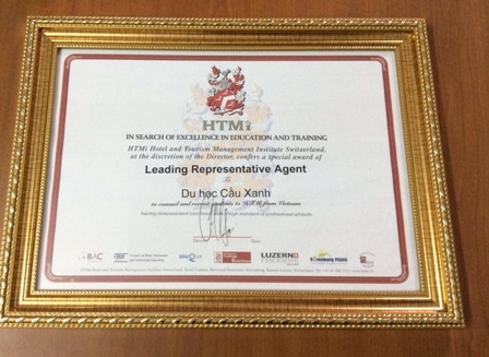 Học viện HTMi trao tặng danh hiệu đơn vị hỗ trợ tư vấn tuyển sinh xuất sắc nhất cho Công ty Cầu Xanh.