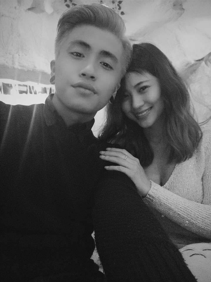 Nếu như những hot boy khác luôn lựa chọn góc mặt hoàn hảo để selfie và “giấu nhẹm” đi những góc mặt không “ăn hình”, chàng trai Hà thành lại can đảm lựa chọn những “góc chết” như chụp rất cận mặt hoặc từ dưới lên…