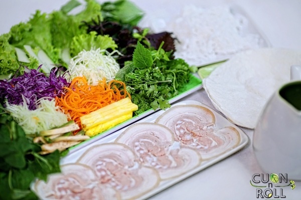 Trai nghiem van hoa cuon dich thuc cung Cuon N Roll hinh anh