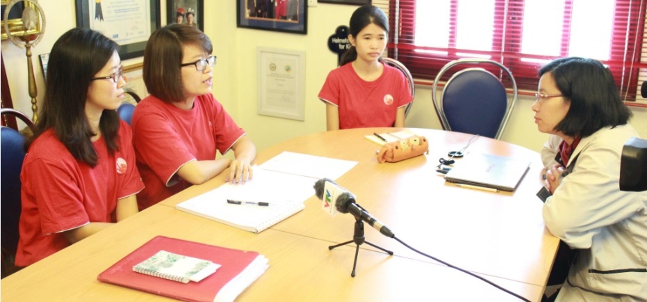 Diệu Linh trả lời phỏng vấn VTV6 sau khi nhận bằng khen của Quỹ phòng chống thương vong Châu Á