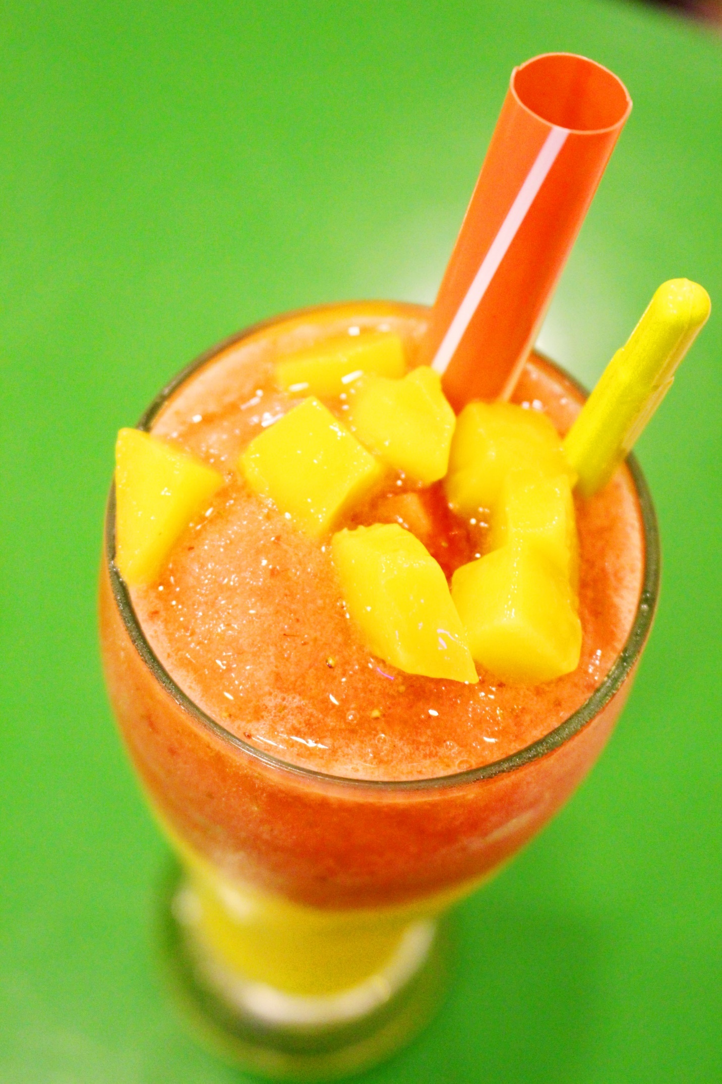 Cùng một hỗn hợp xoài tươi đặc chế, khi kết hợp với các loại thạch như kiwi, cherry, blueberry, dưa hấu… lại mang đến cảm giác khác nhau. Chị Hoa chia sẻ: “Hầu hết các loại thạch được sơ chế tại quán với các công đoạn cầu kỳ, mất thời gian”. Không dừng ở hương vị, sự kết hợp này cũng mang đến cho bạn những món nước sắc màu.
