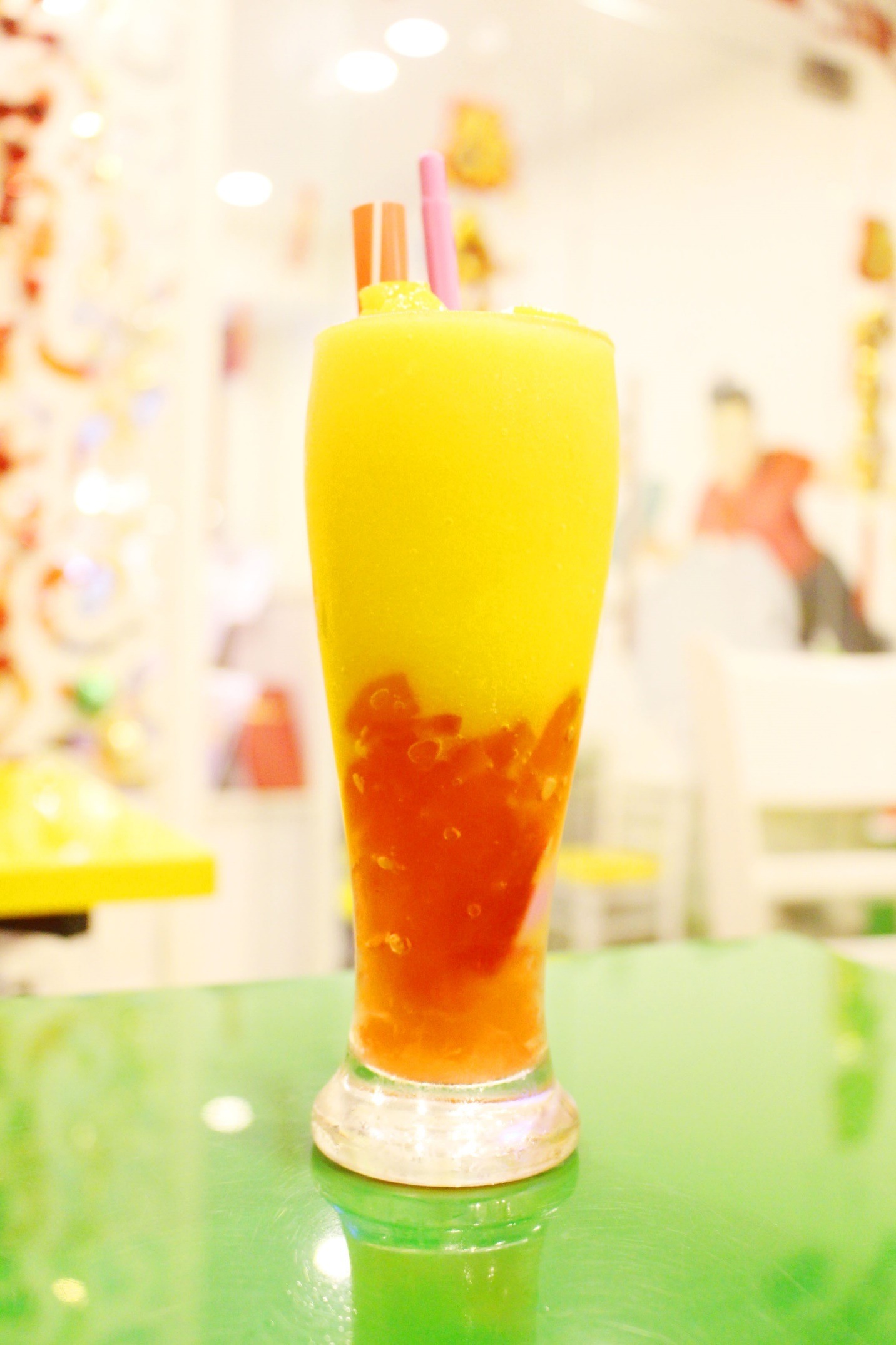 Món xoài, thạch dưa hấu được pha chế với công thức đặc biệt, mang lại cảm giác mát lạnh, ngọt nhưng vẫn thanh tao cho người dùng.
