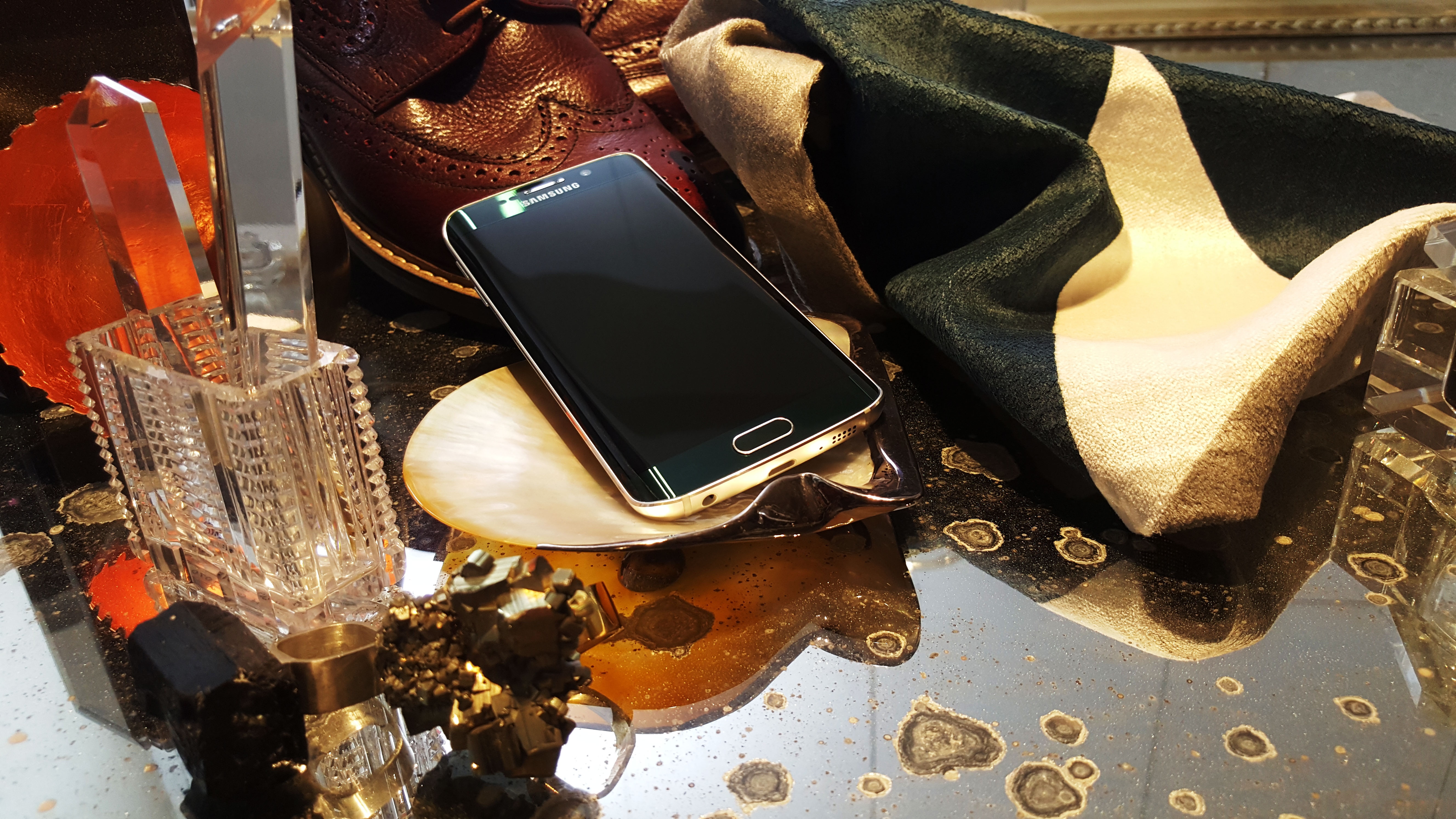 Galaxy S6 và Galaxy S6 edge, phụ kiện công nghệ đẳng cấp, khơi dậy cảm xúc thời trang cho hai nhà thiết kế nổi tiếng Singapore.