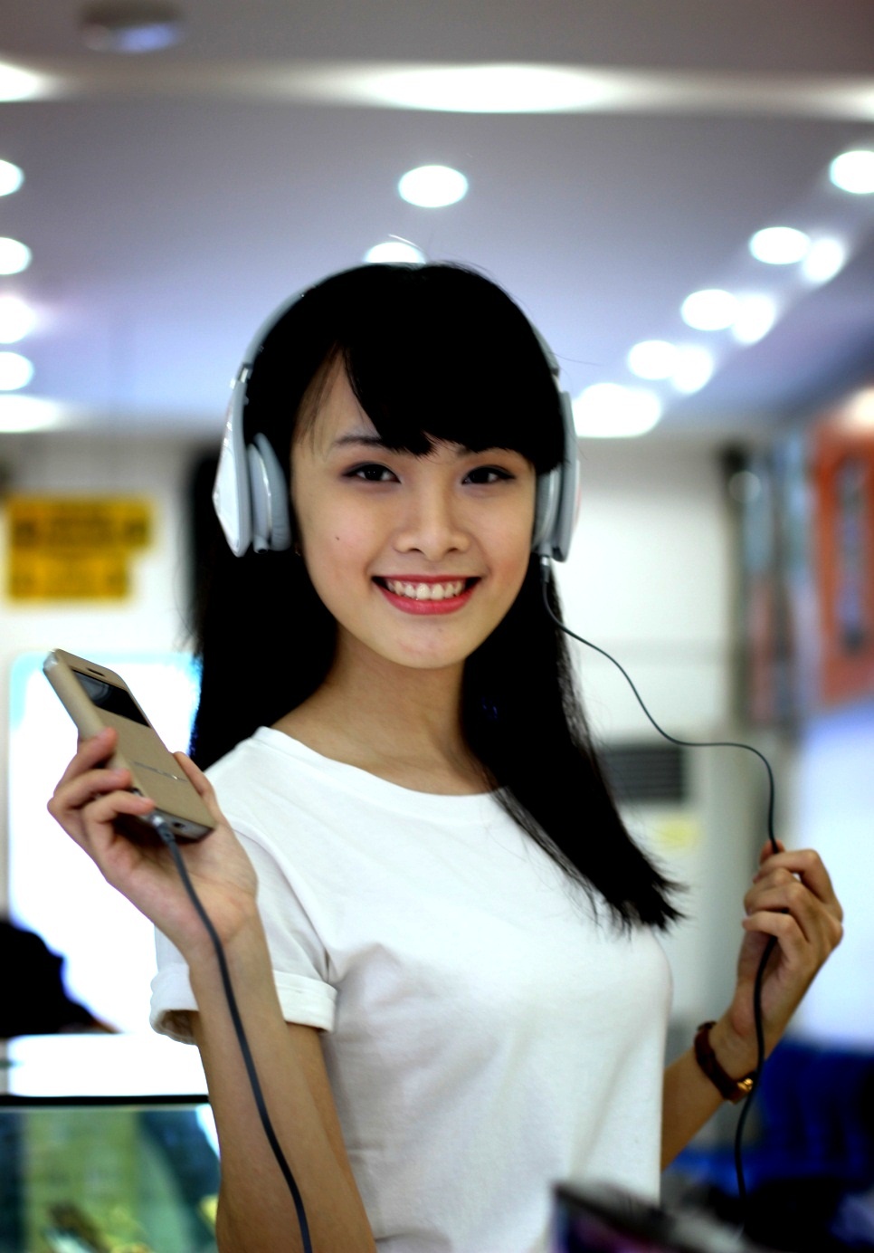 Combo tai nghe Monster DNA on-ear, pin Akira 10.000 mAh và sim speed 3G hấp dẫn với mức giảm đến 30%.