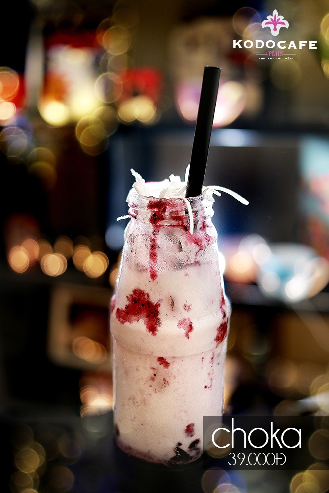 Đầu tiên phải kể đến sự kết hợp tuyệt vời của sữa dừa và việt quất trong món choka. Mùi thơm ngậy của sữa được pha trộn một cách tinh tế tạo nên hương vị ấn tượng, khó quên.