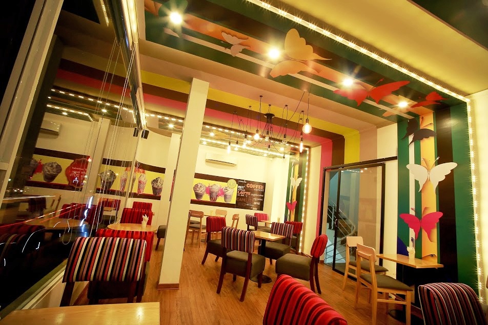 Các bức tường sơn màu tươi sáng, giúp cuộc trò chuyện thêm ấm cúng, vui vẻ.