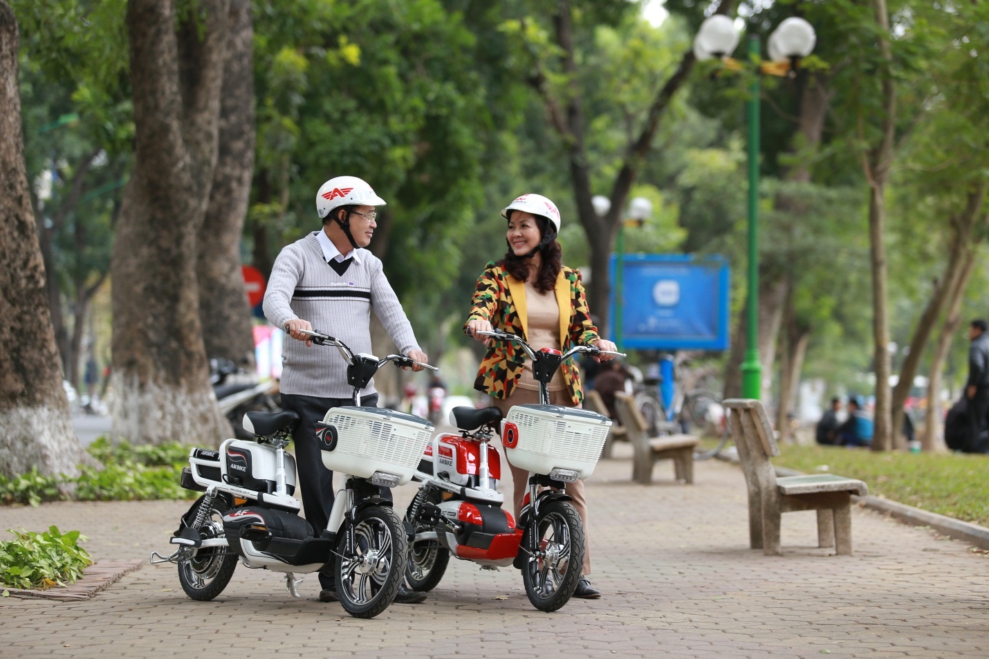 Chon mua xe dap dien nao cho nguoi trung tuoi? hinh anh